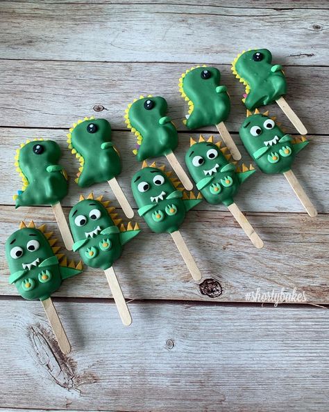 Shorty Bakes on Instagram: “Little green dinosaur cakesicle and Little boy loved it 😍💚🦖 #dinocakesicles #dinosaurcakesicle #handmade #bakewithlove #dinosaur…” Dinosaur Cakecicles, Dinosaur Cakesicles, Dinosaur Cake Pops, Ice Cream Cake Pops, Ice Cream Pops, Leo Birthday, Recipe Vegetarian, Green Dinosaur, Cake Easy