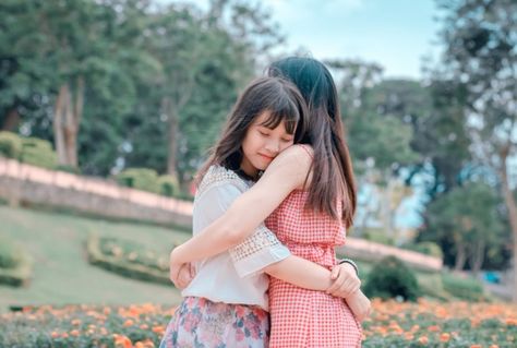 Managing Sibling Rivalry #parentingtips #siblingrivalry Happy Hug Day Images, Hug Day Images, Letter To Daughter, Happy Teens, Let Go Of Anger, Mud Puddle, Happy Hug Day, Alex Haley, Mother Daughter Relationships