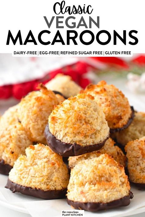 Chewy, lightly sweet vegan macaroons packed with coconut and crunchy dark chocolate, these vegan coconut macaroons are simply the best cookies for the holidays or coconut lovers. Healthy Macaroons Recipe, Vegan Coconut Macaroons, Macaron Coconut, Vegan Coconut Cookies, Vegan Macaroons, No Bake Coconut Cookies, Coconut Macaron, Chocolate Coconut Macaroons, Vegan Macarons