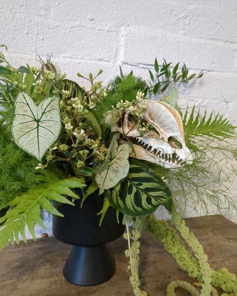 A Jurassic wedding for D + A today! Dinosaur Wedding Decor, Jurassic Park Wedding Theme, Dinosaur Themed Wedding, Jurassic Park Wedding, Dinosaur Wedding Theme, Jurassic Wedding, Dino Wedding, Dinosaur Wedding, Nerd Wedding