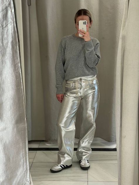 Silver Jeans Outfit, Silver Pants Outfit, Ideas Of Outfits, Metallic Pants Outfit, Corporate Baddie Outfits, Silver Trousers, Corporate Baddie, Silver Outfits, Silver Pants