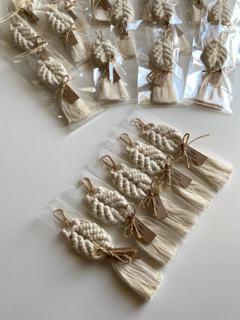 Macrame Wedding Gift Ideas, Macrame Keychain Packaging Ideas, Macrame Wedding Favors, Macrame Souvenir, Plant Holder Macrame, Boho Wedding Favours, Cheap Wedding Favors, Boho Wedding Gifts, Simpul Makrame