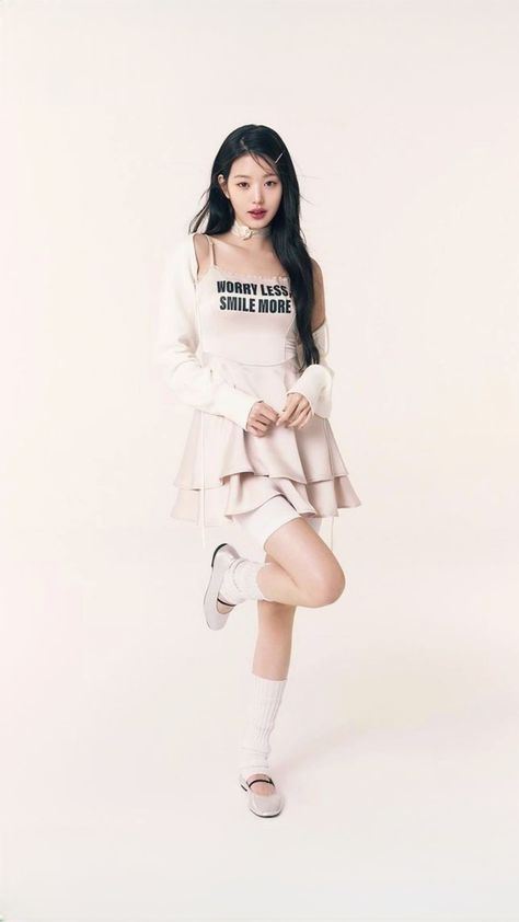 Wonyoung Pose Ideas, Wonyoung Full Body Photo, Wonyoung Full Body Pic, Kpop Winter Outfits, Wonyoung Photo, Wonyoung Body, Modeling Contract, Korean Pop Stars, Studio Portrait Photography