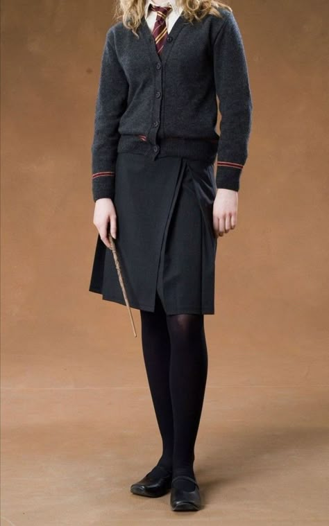 Wizard Clothing, Hogwarts School Uniform, Hermione Outfits, Harry Potter Photoshoot, Slytherin Uniform, Harry Potter Uniform, Gryffindor Uniform, Cherry Chapstick, School Magic