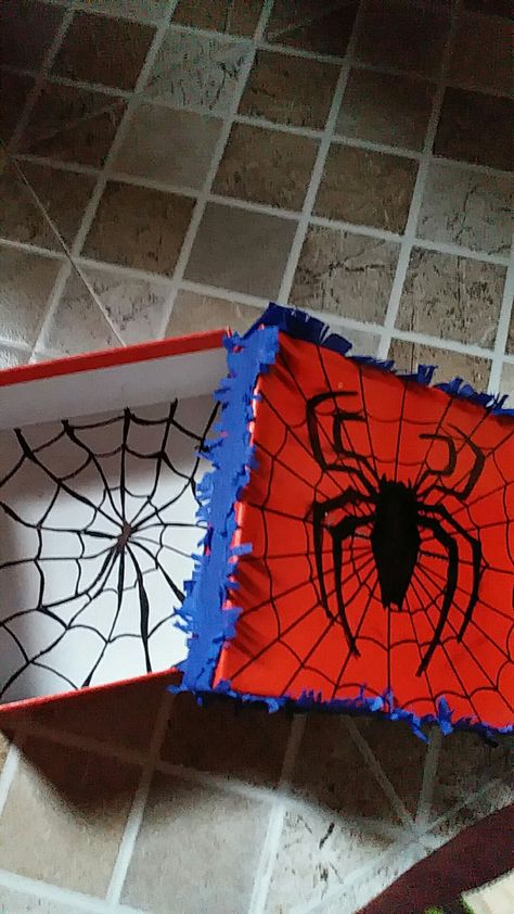 Spider-Man box made from crap Spider Man Box Gift, Spider Man Gift Ideas Diy, Spiderman Box Ideas, Spider Man Gift Basket, Spider Man Gifts For Boyfriend, Spider Man Gift Ideas, Diy Relationship Gifts, Gift Origami, Christmas Presents For Men