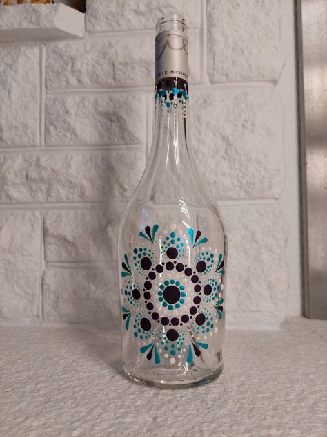 Dot Art Bottles, Mandala Bottle Painting, Mandala Art On Glass Bottle, Bottle Art Projects, Diy Glass Bottle Crafts, Mandala Design Pattern, Clay Wall Art, Diy Jar Crafts, Wine Bottle Art