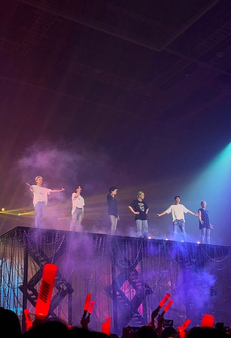 ikon - cr: heyyitsmexuxi on twt flashback concert 220625 Ikon Concert, Yg Ikon, Ikon Kpop, Ikon Debut, Ikon Member, Ikon Wallpaper, Kpop Backgrounds, Concert Pics, My 2023