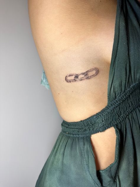 Feminine Chain Tattoo, Chainbreaker Tattoo, Chain Link Tattoo For Women, Small Chain Tattoo, Chain Tattoos For Women, Chain Link Tattoo, Link Tattoo, Chain Tattoo, Broken Chain