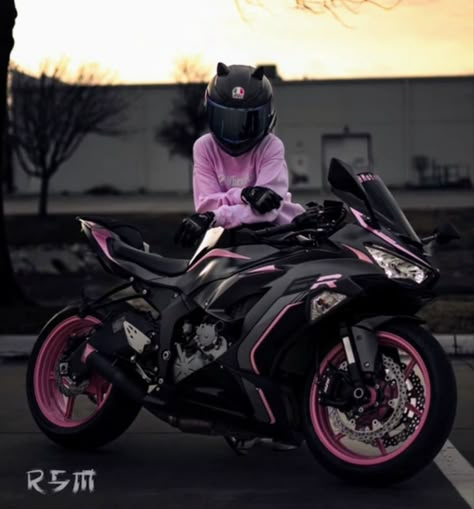 Moto Rose, Pink Motorcycle, Female Motorcycle Riders, Motos Yamaha, Motocross Love, Image Moto, Motorcross Bike, Motor Yamaha, Bike Aesthetic