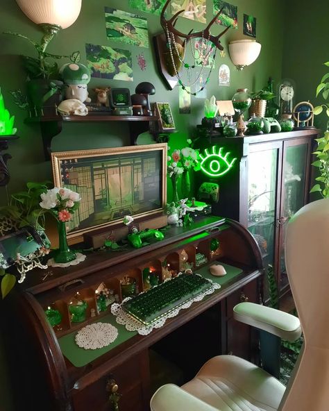 Halloween Pc Setup, Woodsy Gaming Setup, Maximalist Computer Desk, Green Aesthetic Office Ideas, Dark Green Gaming Room, Aesthetic Game Room Ideas, Unique Gaming Setup, Cool Desk Setup, Cottage Core Setup