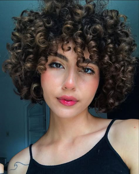 3c Bangs, Curly 3c, Curly Hair Trends, Curly Pixie Haircuts, Short Curly Haircuts, Beautiful Curly Hair, Haircuts For Curly Hair, Light Hair Color, Short Hair Tutorial