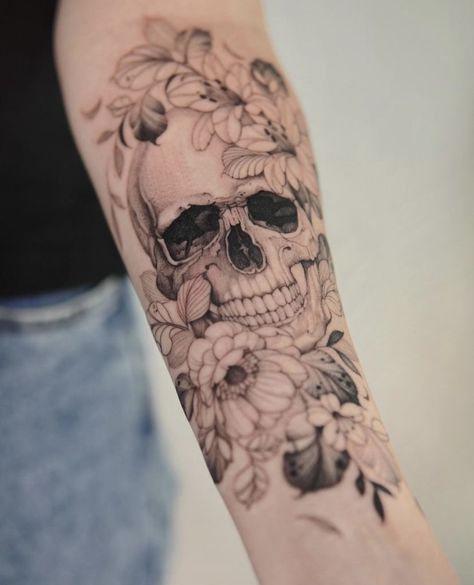 Floral Skull Tattoos, Skull Tattoo Flowers, Feminine Skull Tattoos, Skull Rose Tattoos, Wrist Tattoo Ideas, Skull Sleeve Tattoos, Muster Tattoos, Skeleton Tattoos, Skull Flower