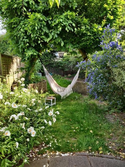 Cottagecore House Garden, Cottagecore Fairy Garden, Cottagecore Lifestyle Aesthetic, Cottagecore Garden Ideas, Lesbian Cottage, Sapphic Cottagecore, Vintage Cottage Aesthetic, Cottagecore Garden Aesthetic, Fairy Garden Aesthetic