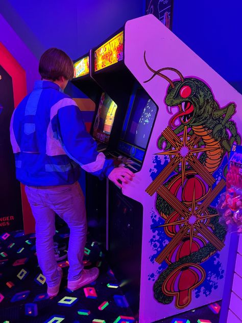 Stranger Things Mall, Arcade Aesthetic, 80s Arcade, Arcade Cabinet, Production Studio, The Stranger, Stranger Things Aesthetic, 8 Bits, Retro Ideas