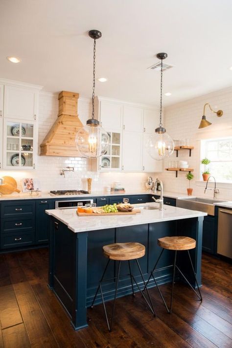 These navy blue kitchen cabinets are the perfect pop of color in this kitchen. HGTV Craftsman Fixer Upper for 2 Fearless Newlyweds, 20 Best Fixer Upper Rooms Stile Joanna Gaines, Cocina Shabby Chic, Fixer Upper Kitchen, Beautiful Kitchen Cabinets, Blue Kitchen Cabinets, Two Tone Kitchen, Painting Kitchen, Kitchen Cabinet Colors, Diy Kitchen Cabinets