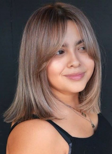 Straight Hairstyle with Curtain Bangs for Round Faces Bangs For Round Face, Straight Hair Cuts, Flat Hair, Short Straight Hair, Round Face Haircuts, Short Hair Styles For Round Faces, Haircuts Straight Hair, Penteado Cabelo Curto, Short Hair With Bangs