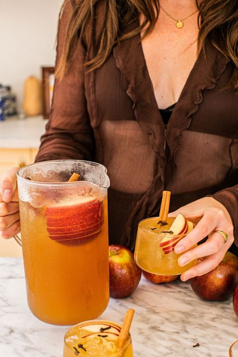 Crafted with simple ingredients, this big batch of Bourbon Apple Cider Smash is the drink to beat for the fall season! Smooth bourbon, fresh apple cider, bright lemon juice, and ginger beer meld together to create a classic cocktail full of fall flavors. Whip up a big batch as your signature Thanksgiving cocktail and everyone will fall in love! Bourbon Thanksgiving Drinks, Whiskey Sour Batch, Apple Cider Party Drink, Apple Pie Bourbon Cocktail, Thanksgiving Cocktail Bourbon, Simple Apple Cider Cocktail, Large Batch Bourbon Punch, Bourbon Ginger Beer Cocktail, Thanksgiving Bourbon Drinks