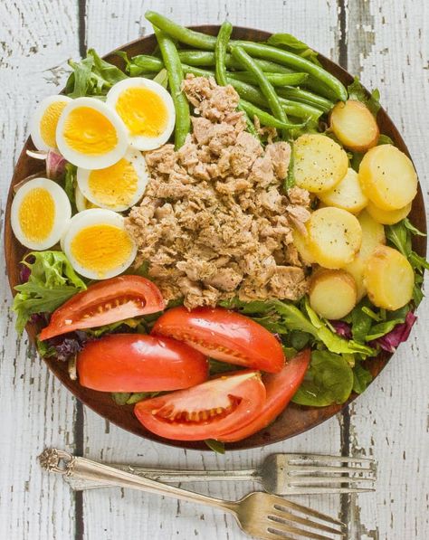 Classic Salad Niçoise | Kitchn French Summer Meals, Bastille Day Food, Classic French Recipes, Nicoise Salad Recipe, Easy French Recipes, Parisian Garden, French Dinner, Traditional French Recipes, Vegan Beef