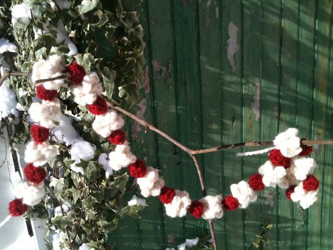 Crochet Popcorn Garland, Popcorn And Cranberry Garland, Cranberry Garland, Crochet Garlands, Food Amigurumi, Crochet Popcorn, Crochet Christmas Garland, Popcorn Garland, Crochet Holiday