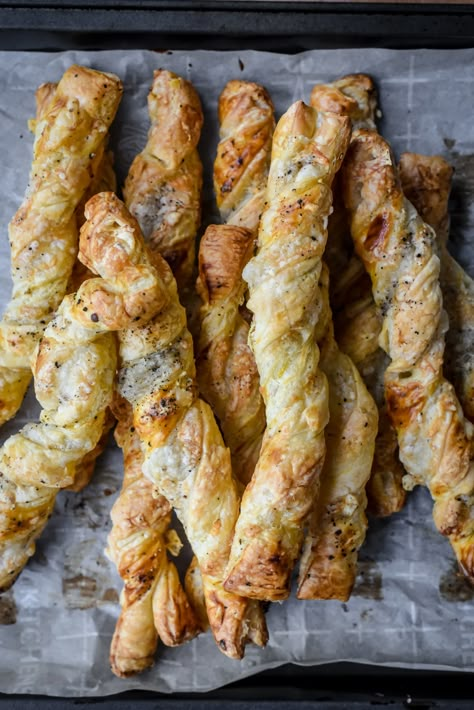 Savory Hors D’oeuvres, Decadent Appetizers, Salty Pastries, Pirozhki Recipe, Puff Pastry Twists, Cheese Twists, Puff Pastries, Cheese Straws, Savory Pastry