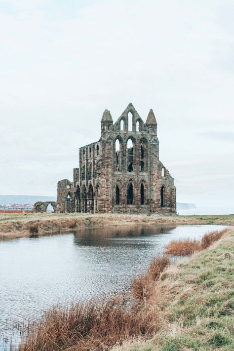 A short history of Yorkshire’s Whitby Abbey – Luzanne Fletcher Whitby Abbey, Ancient Buildings, Yorkshire Dales, Buffy The Vampire Slayer, Yorkshire England, Uk Travel, Abandoned Places, Dracula, Monument Valley