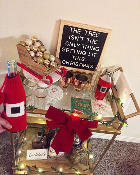 Christmas Home Bar Decor, Bar Cart Holiday Decor, Wine Cart Decor Ideas, Christmas Bar Cart Decor, Christmas Bar Set Up, Christmas Bar Ideas, Bar Cart Christmas Decor, Christmas Bar Decor, Christmas Bar Cart Ideas