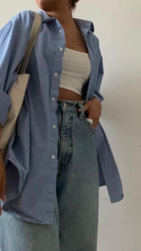 White Purse Aesthetic, Outfit Button Up Shirt, Jeans Outfit Baggy, Long Sleeves Outfit, Blue Shirt Outfit, White Top Outfit, Sleeves Outfit, Button Up Shirt Outfit, White Shirt Outfit