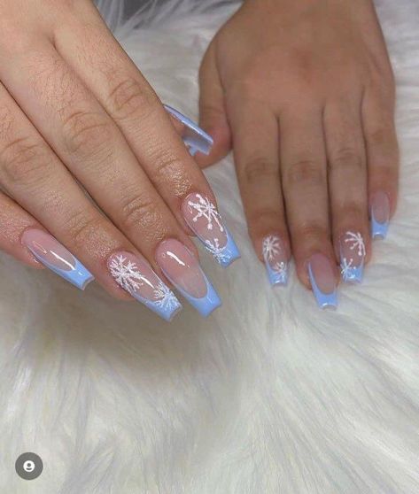 Christmas Nails Snowflake Blue, Acrylic Nails For Christmas Holiday, Blue Nail Designs Christmas, Blue Christmas Nails Winter Snowflake Designs White, Pretty Christmas Nails Snowflakes, Blue And Snowflake Nails, Blue Simple Christmas Nails, Nail Inspo Acrylic Christmas, Nice Christmas Nails