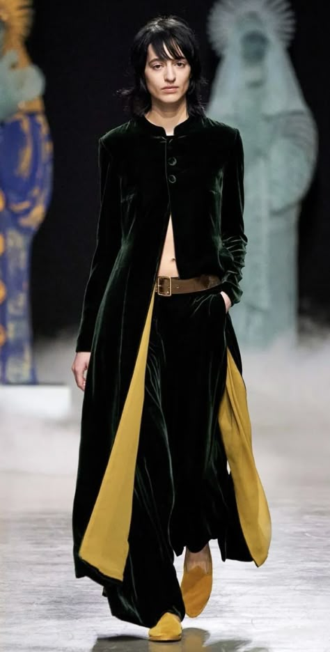 Velvet Coat Outfit, Pleats Fashion, Junko Shimada, Runway Magazine, Mode Kimono, Abaya Style, Velvet Clothes, Velvet Coat, Velvet Fashion