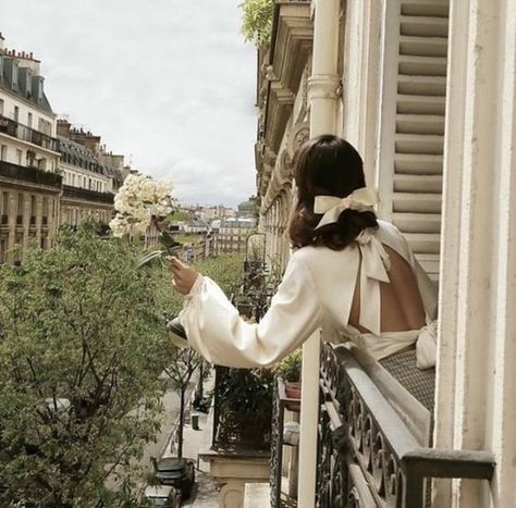 Romantic Academia Aesthetic, Light Acadamia, Academia Aesthetics, Parisian Aesthetic, Romantic Academia, Light Academia Aesthetic, Instagram Baddie, Aesthetic Light, Paris Chic