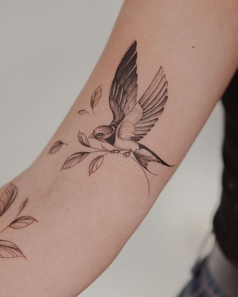 Bird Tattoo Sleeves, Bird Tattoos Arm, Animal Tattoos For Women, Bird Tattoos For Women, Left Arm Tattoos, Vogel Tattoo, Geniale Tattoos, Hummingbird Tattoo, Thigh Tattoos Women