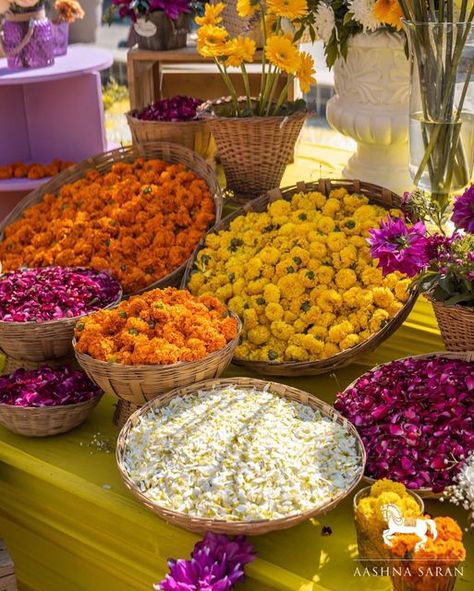 Yellow Wedding Decorations, Haldi Decoration Ideas, Marigold Wedding, Indian Wedding Decorations Receptions, Harry Wedding, Indian Wedding Planner, Wedding Background Decoration, Desi Wedding Decor, Wedding Planning Decor