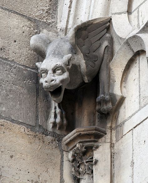 Notre Dame. Why they put a Monster (Gargouille) on the church ???? Notre Dame Gargoyles, Gargoyles Art, Gothic Gargoyles, Gothic Architecture, Gremlins, Gothic Art, Green Man, Middle Ages, Mythical Creatures