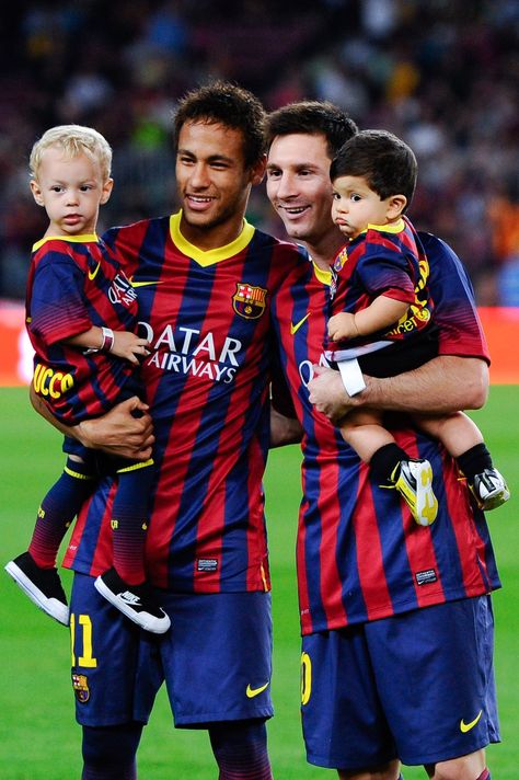 Estos son los jugadores Messi y Neymar con sus hijos . Están tienen a cabo durante un juego aquí . Messi Neymar Suarez, Football Neymar, Cr7 Messi, Messi Neymar, Messi And Neymar, Leonel Messi, Good Soccer Players, Barcelona Soccer, Soccer Life