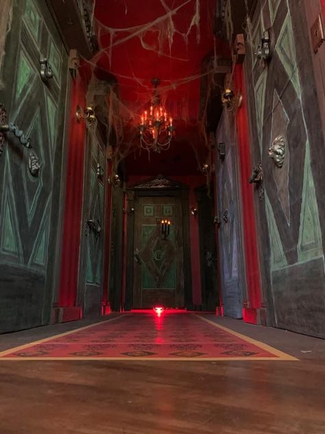 Hunted Mansion Aesthetic, Dracula Castle Interior, Villain Lair Interior, Horror House Interior, Haunted Mansion Hallway, Nikolai Fanfic, Haunted Castle Aesthetic, Horror House Aesthetic, Mansion Corridor