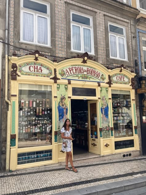 Portuguese Summer Aesthetic, Porto Aesthetic, Portuguese Aesthetic, Portugal Aesthetic, Portugal Vacation, Portugal Trip, Aesthetic Street, Portuguese Culture, Countries To Visit