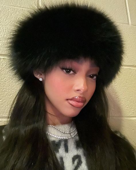 https://www.instagram.com/p/CaRIETarI9A/?utm_medium=share_sheet Fur Hat Outfit, Tatuaje Studio Ghibli, Hat Aesthetic, Grp Ports, Face Card, Fur Hat, Outfits With Hats, Looks Chic, Style Women