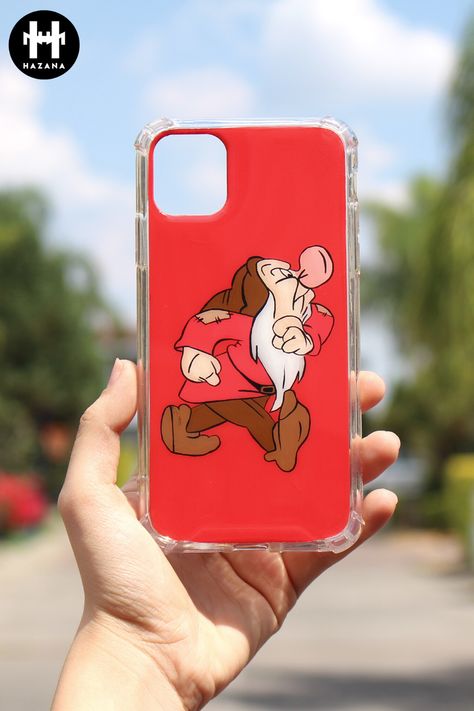 Personaliza tu propia funda con tu personaje favorito. Diseños totalmente pintados a mano Phone Cover Stickers, Phone Case Diy Paint, Pop Sockets, Diy Iphone Case, Diy Phone, Diy Phone Case, Cute Phone Cases, Diy Hacks, Phone Covers