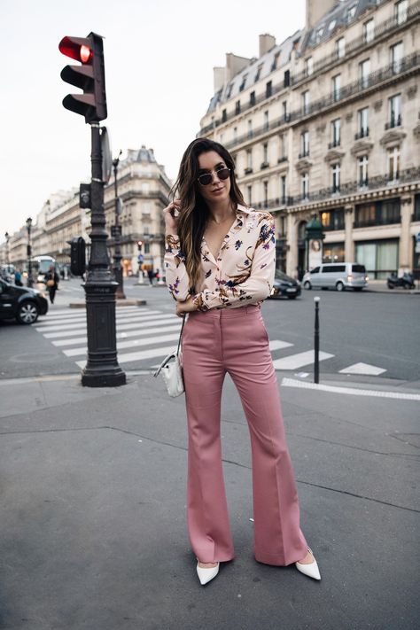 Pink Jeans Outfit Summer, Pink Flare Pants Outfit, Pink Trousers Outfit, Pink Jeans Outfit, Pink Flare Pants, Bell Bottom Pants Outfit, Pink Pants Outfit, Pants Outfit Work, Flare Jeans Outfit