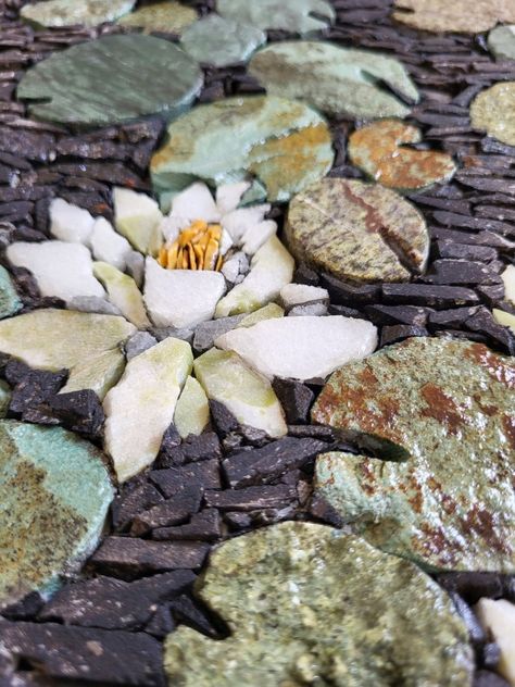 Mosaic Garden Pavers, Mosiacs Projects Diy, Rock Mosaics, Nature Mosaic, Pretty Tiles, Mosaic Art Diy, Mosaic Garden Art, Mosaic Art Projects, Floral Mosaic