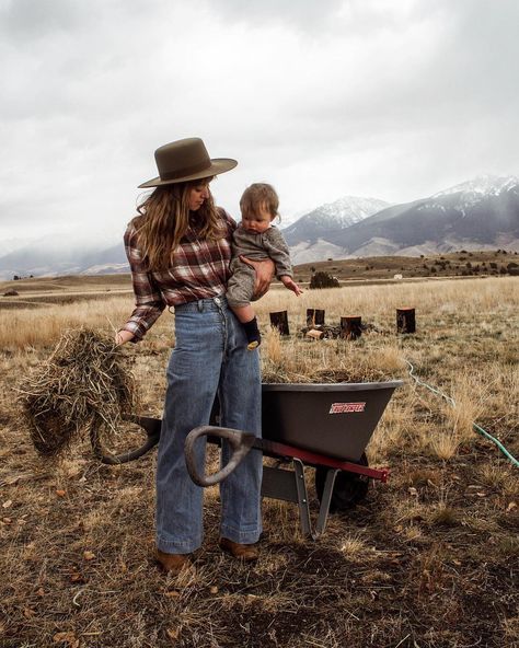 K  R  I  S  T  I on Instagram: “Well, the snow’s melted and the wind finally died down so now we have zero excuses for not getting our outside work done this morning.…” Farm Photoshoot, Farmer Outfit, Family Photo Colors, Farm Fashion, Housewife Style, Homesteading Ideas, Farmer Girl, Enjoy The Day, Mommy Goals