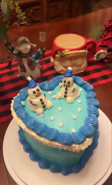 Heart shaped christmas cake with snowmen Heart Shaped Christmas Cake, Winter Heart, Snowman Cake, Heart Cakes, Christmas Heart, Custom Birthday Cakes, Heart Shaped Cakes, Awesome Cakes, Different Cakes