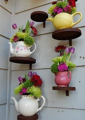 Alice In Wonderland Garden, نباتات منزلية, Hanging Flower Baskets, Alice In Wonderland Tea Party, Hanging Flowers, Deco Floral, Diy Planters, Garden Crafts, Garden Planters