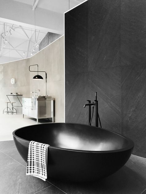 Black Bath Tub, Black Bathtub, Best Kitchen Design, Luxury Bathtub, Bathroom Remodel Cost, Modern Bathtub, Designer Bathroom, Bathtub Design, Black Bath