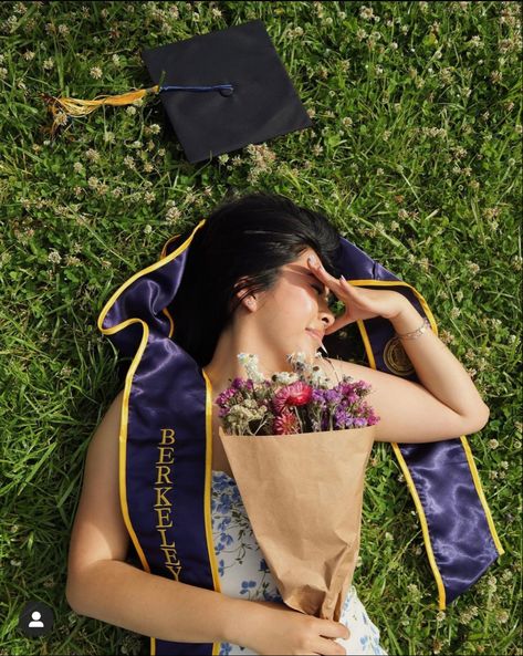 Funny Senior Picture Ideas, Cute Grad Photos, Graduation Pictures Instagram, Graduate Photo Ideas, Vintage Graduation Pictures, Fun Graduation Pictures, Unique Graduation Pictures, Grad Photo Ideas, Graduation Aesthetic