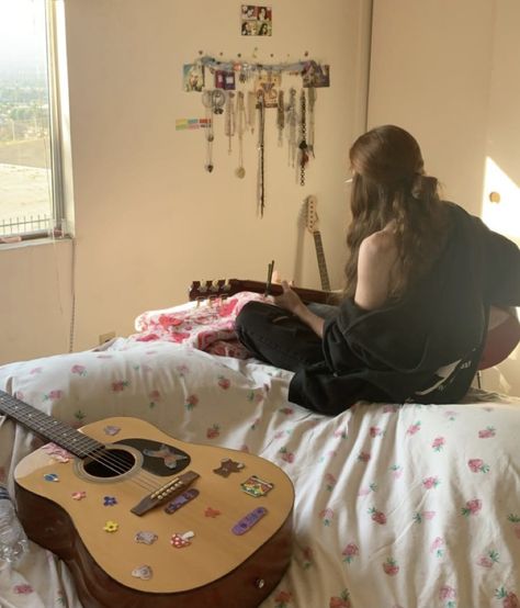 Hannah Wells, Guitar Girl, In My Room, I'm With The Band, Music Aesthetic, Foto Ideas Instagram, Teenage Dream, My Room, The Deal