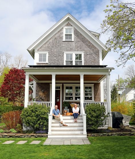 Home Tour: A Renovated 1890s Nantucket-Style Cottage in Warren, Rhode Island - New England New Englander Style House, New England Home Aesthetic, New England Cottage Interiors, Victorian Cottage Exterior, New England House Exterior, New England Home Exterior, Nantucket Cottage Interiors, Nantucket Style Homes Exterior, New England Beach Cottage