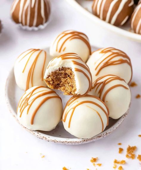 No-bake Biscoff Cookie Truffles Recipe No Bake Biscoff Cookies, Biscoff Christmas Desserts, Biscoff Macarons Recipe, Biscoff Cookie Butter Balls, Biscoff No Bake Cookies, Biscoff Truffle Balls, Biscoff Cookie Truffles, Biscoff Christmas Cookies, Biscoff Christmas Recipes