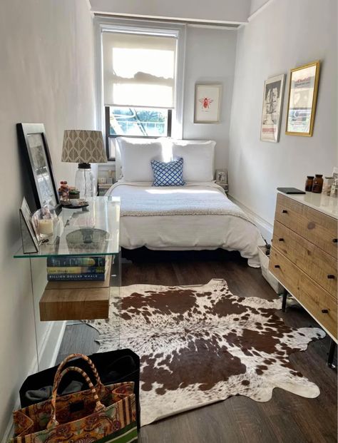 Moving To A New Apartment, Nyc Bedroom, Nyc Rooms, New Apartment, New York Apartment, Apartment Decor Inspiration, Modern Scandinavian, Cowboy Cowgirl, Apartment Inspiration