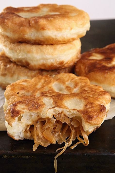 moms,belyashi,ponchiki,piroshki,dough,recipe Piroshki Dough Recipe, Stuffed Buns, Slovak Recipes, Eastern European Recipes, Ukrainian Recipes, Czech Recipes, Low Carb Pizza, Cabbage Recipes, Polish Recipes